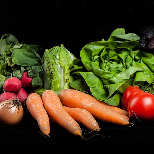Verduras, hortalizas y frutas sobre fondo negro
