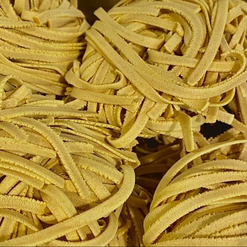 Nido de tagliatelle artesanal de trigo con cúrcuma ecológicos